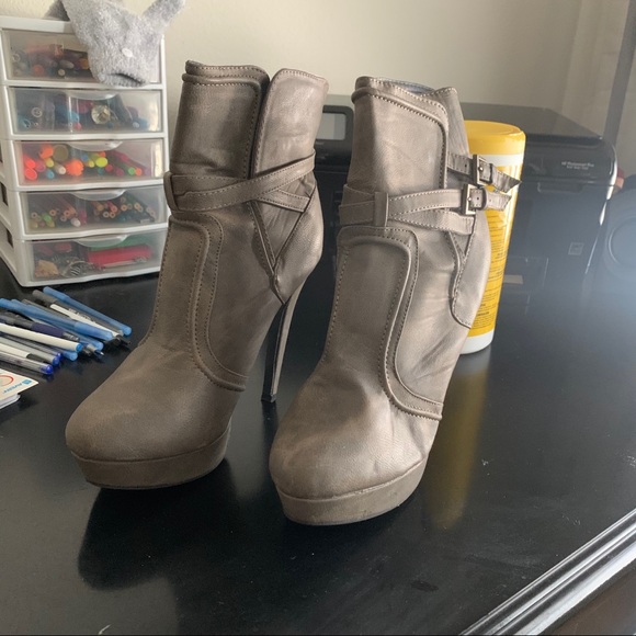 Size 9 Booties - Picture 2 of 4